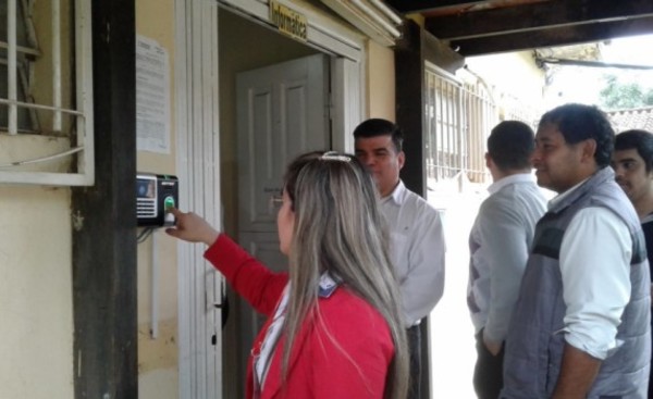 Inician registros de huellas para reloj biométrico en la municipalidad