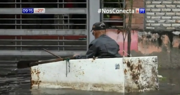 Convierten heladeras en canoas para movilizarse en crecida