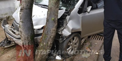 VEHÍCULO TERMINÓ INCRUSTADO CONTRA UN ÁRBOL TRAS IMPACTAR CON RODADO