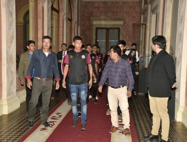 Comitiva del club Puerto Diana recibió solo G. 8 millones para gastos - 730am - ABC Color