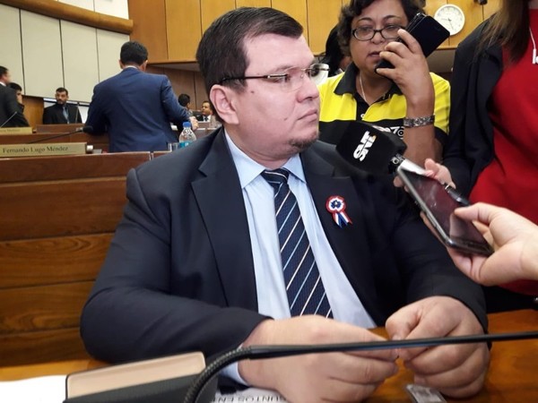 Legislador desmiente que haya coimeado a periodista - Radio 1000 AM