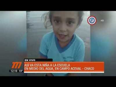 Así va esta niña a la escuela en medio del agua