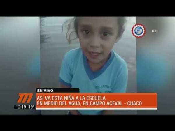 Así va esta niña a la escuela en medio del agua