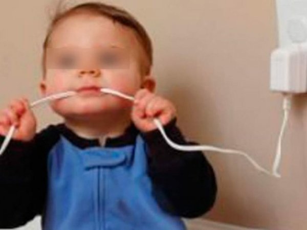 Beba metió cargador de celular en su boca y murió electrocutada