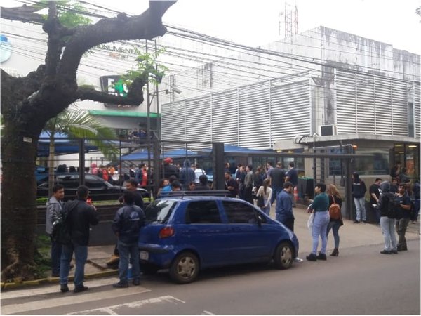 Evacúan sede de Telefuturo por alerta de incendio
