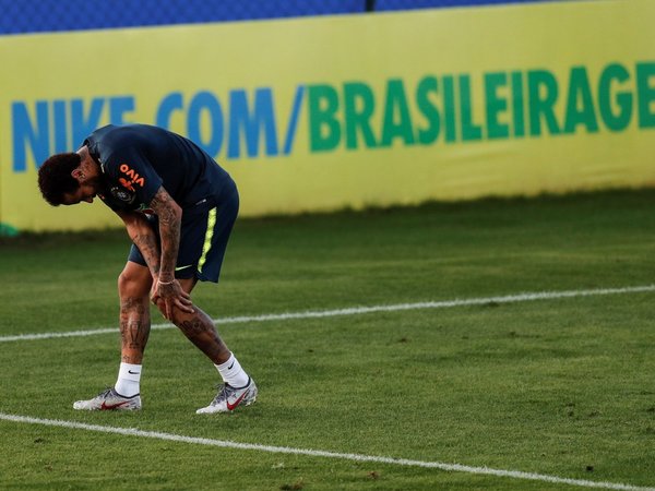 Neymar abandona rengueando su primer entrenamiento sin brazalete de capitán