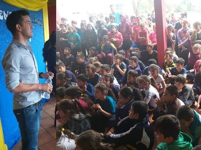 Misiones: Néstor Camacho compartió con niños de la Escuela Pedro P. Peña - Digital Misiones