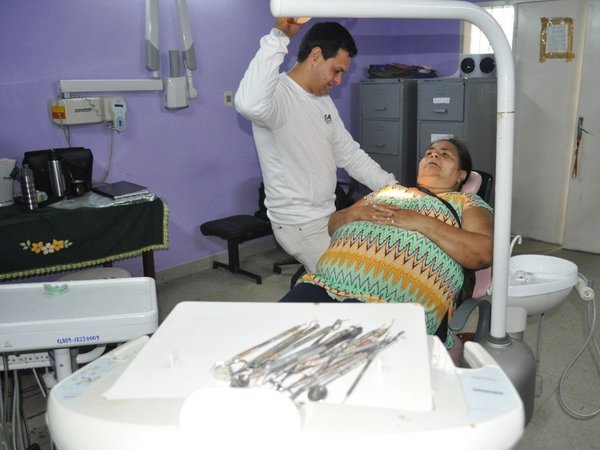 Colocan prótesis bucales a internas para mejorar sus emociones