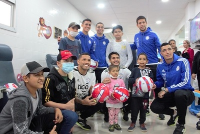 Integrantes de la selección paraguaya visitaron a pacientes del Pediátrico - ADN Paraguayo