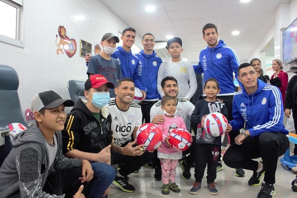 Integrantes de la selección paraguaya visitaron a pacientes del Pediátrico - ADN Paraguayo