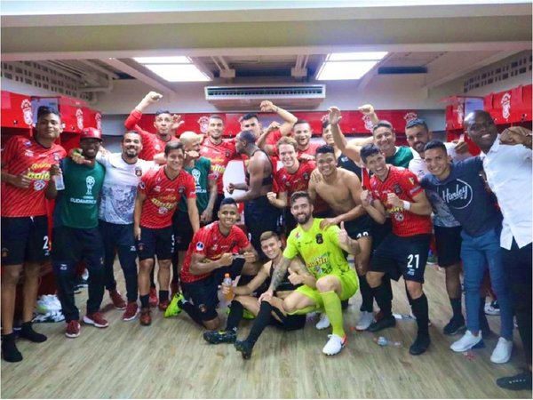 Caracas aprovecha la apatía del Liverpool y se instala en octavos