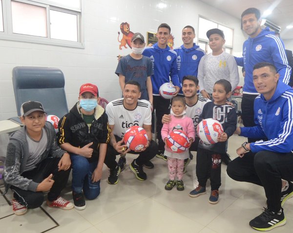 La selección visitó a los chicos del Hospital Pediátrico Niños Acosta Ñu
