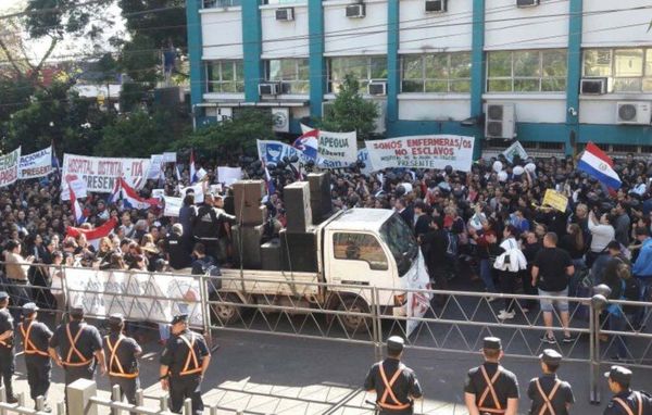 Gran movilización de enfermeras para mañana - Nacionales - ABC Color