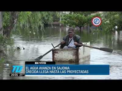 Damnificado convierte heladera en canoa