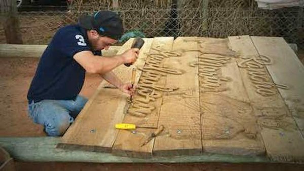 A sus trabajos en madera, suma retratos de clientes