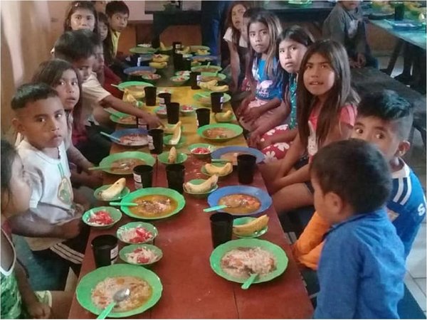 Alumnos reciben almuerzo escolar en Alto Paraguay