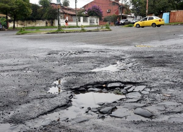 Calles siguen con pozos y la corrupción tapada - Edicion Impresa - ABC Color