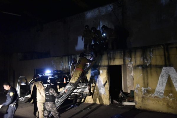 Nadie sabe cómo un herido llegó a un techo - Nacionales - ABC Color