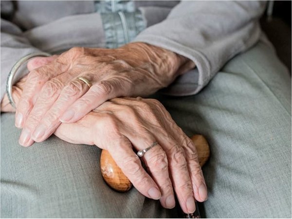 Adicto abusó de una abuelita mientras dormía