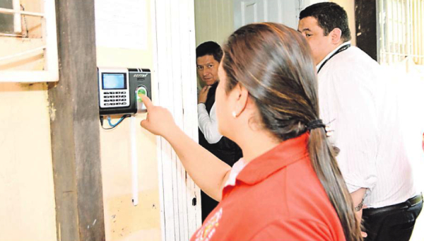 Usan reloj biométrico | Diario Vanguardia 07