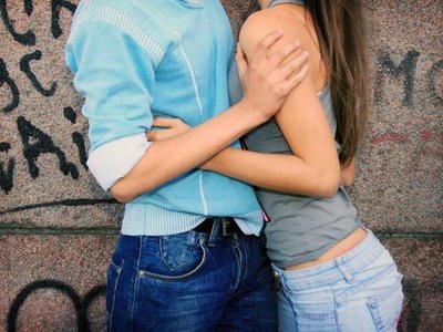 Adolescentes se inician cada vez más temprano en el sexo