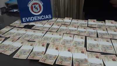 Detienen a hombre con más de 4.000 reales falsos