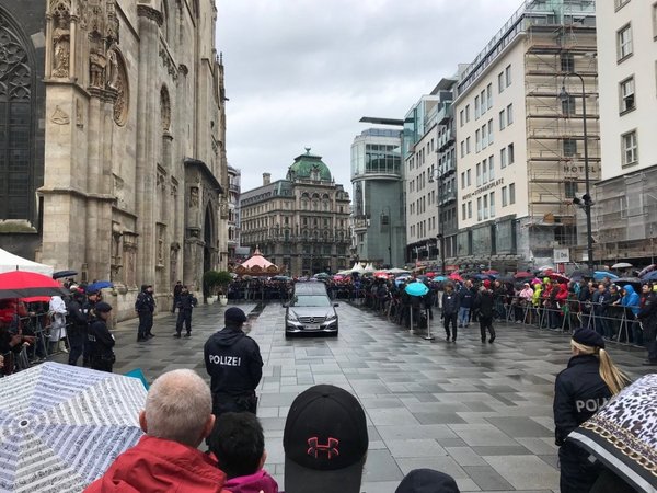 Miles de personas esperan bajo la lluvia para despedirse de Niki Lauda