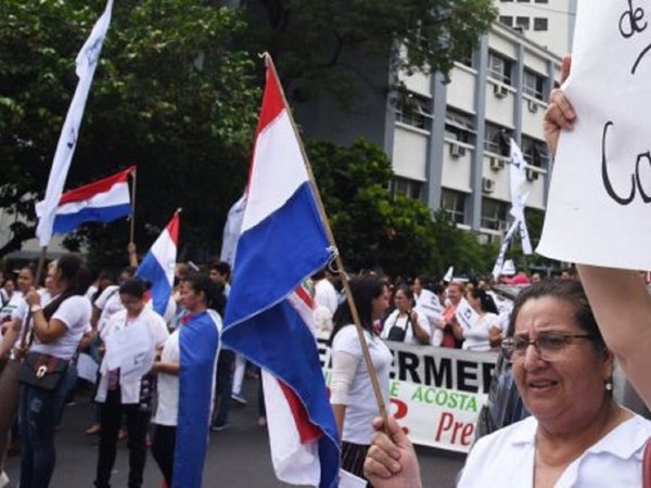 Enfermeras se manifiestan por la profesionalización