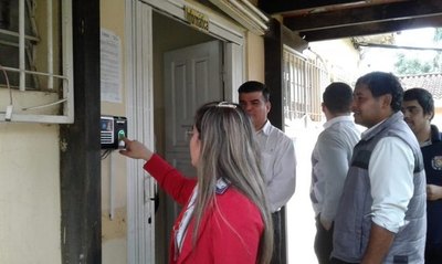Instalan 3 relojes biométricos - ADN Paraguayo