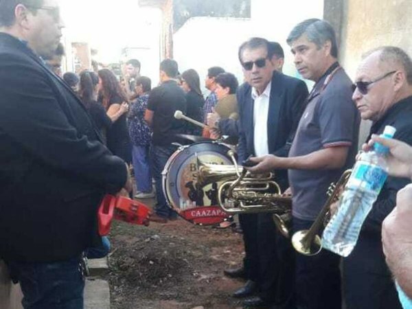 Al son de la polca colorada, abuelita fue despedida en el cementerio