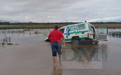 Yabebyry: Una ambulancia que trasladaba a una paciente de 85 años quedó estancado - Digital Misiones