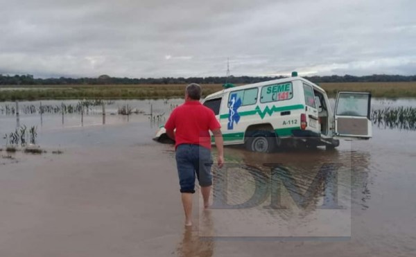 Yabebyry: Una ambulancia que trasladaba a una paciente de 85 años quedó estancado - Digital Misiones