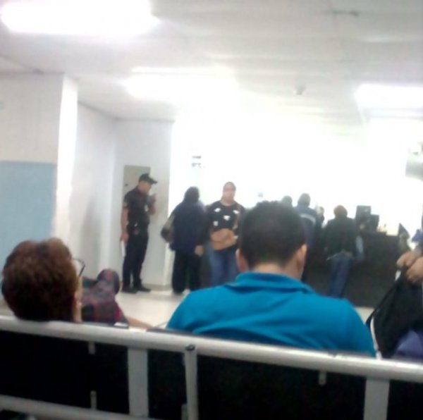 Guardia despreocupado - Cronicas Ciudadanas - ABC Color