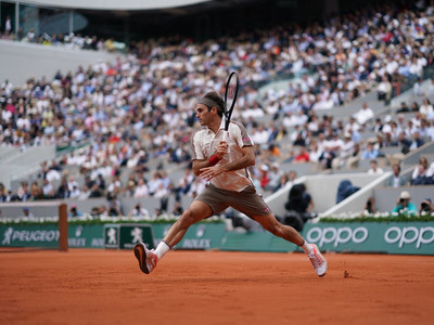Roger Federer dio otro paso en París