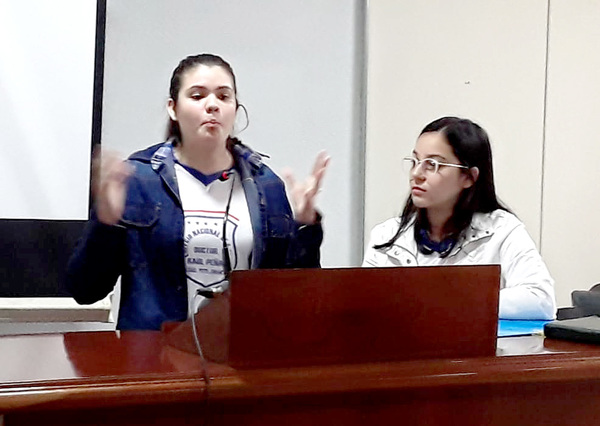 Estudiantes ratifican cuestionamientos contra docente del colegio Raúl Peña