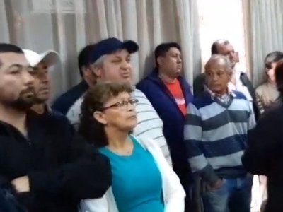 Vecinos irrumpen en sesión de concejales de San Lorenzo