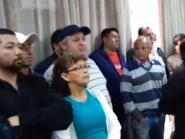 Vecinos irrumpen en sesión de concejales de San Lorenzo