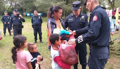 Policías llevan ayuda a damnificados de Arroyos y Esteros - Nacionales - ABC Color