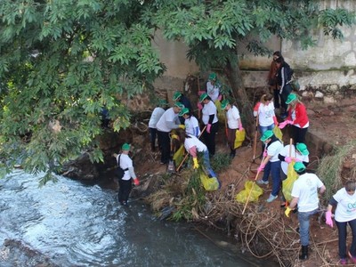 Farmacenter se une a otras instituciones para limpiar el arroyo San Lorenzo - Radio 1000 AM