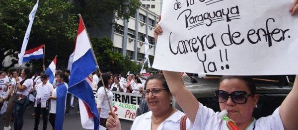 ENFERMERAS SE MANIFIESTAN POR LA PROFESIONALIZACIÓN