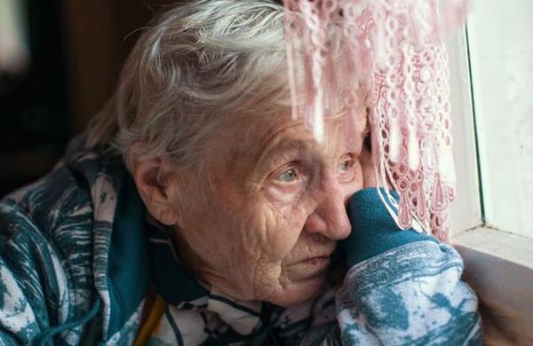 La soledad no deseada puede aumentar el riesgo de padecer demencia - C9N