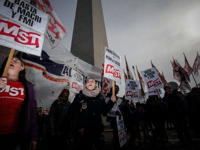 Macri afronta quinta huelga con una economía en recesión
