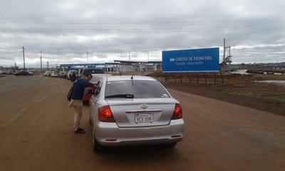 Fila de vehículos en puente por paro en Argentina - Nacionales - ABC Color
