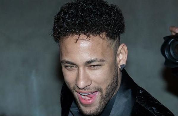 El último capricho de Neymar: se compró un helicóptero con el que llegó a la concentración de Brasil - C9N