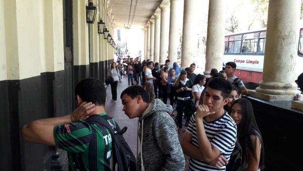 Con el centro de empleo de la UNA, ejercer tu profesión será menos difícultoso - Periodismo Joven - ABC Color