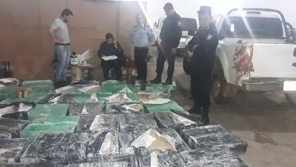 Hallan casi 1.000 kilos de marihuana en Cnel. Oviedo