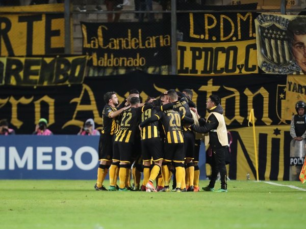 Peñarol elimina al Cali y se matricula en octavos