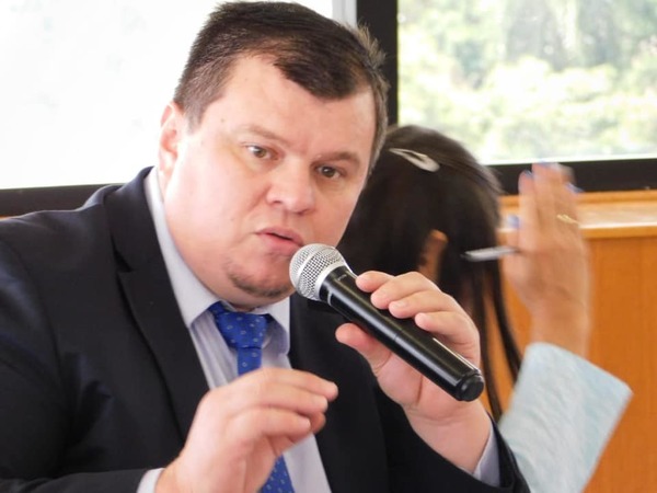 Amarilla querella a periodista