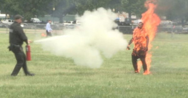 Hombre antorcha frente a la Casa Blanca