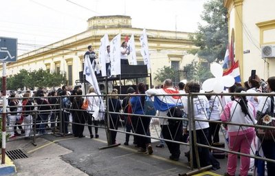 Los enfermeros marchan por la “desprecarización laboral” - Edicion Impresa - ABC Color
